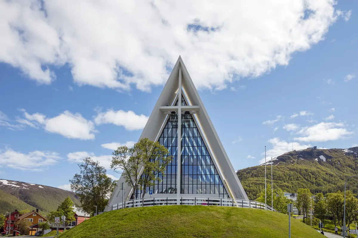 Die dreieckige Fassade der Eismeerkathedrale in Tromsø