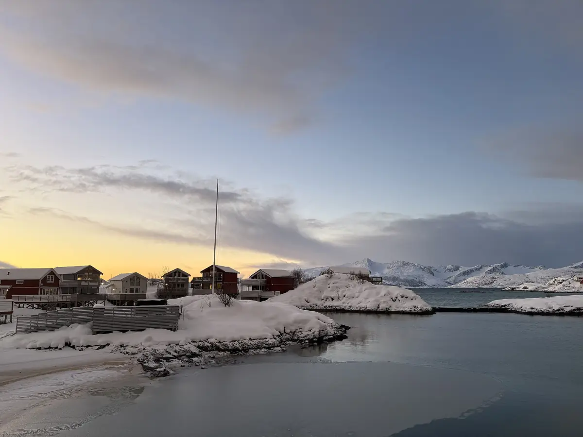 Fischerhütten auf Sommarøy im Winterlicht