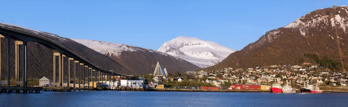 Tromsdalen und die Brücke vor verschneiten Gipfeln