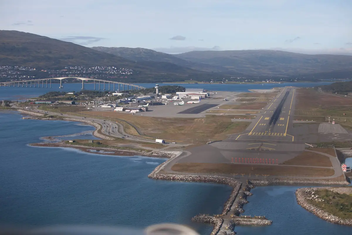 Der Flughafen Tromsø auf der Insel Tromsøya von oben
