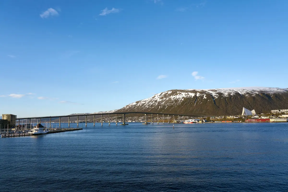 Die Tromsø-Brücke über den Sund nach Tromsdalen